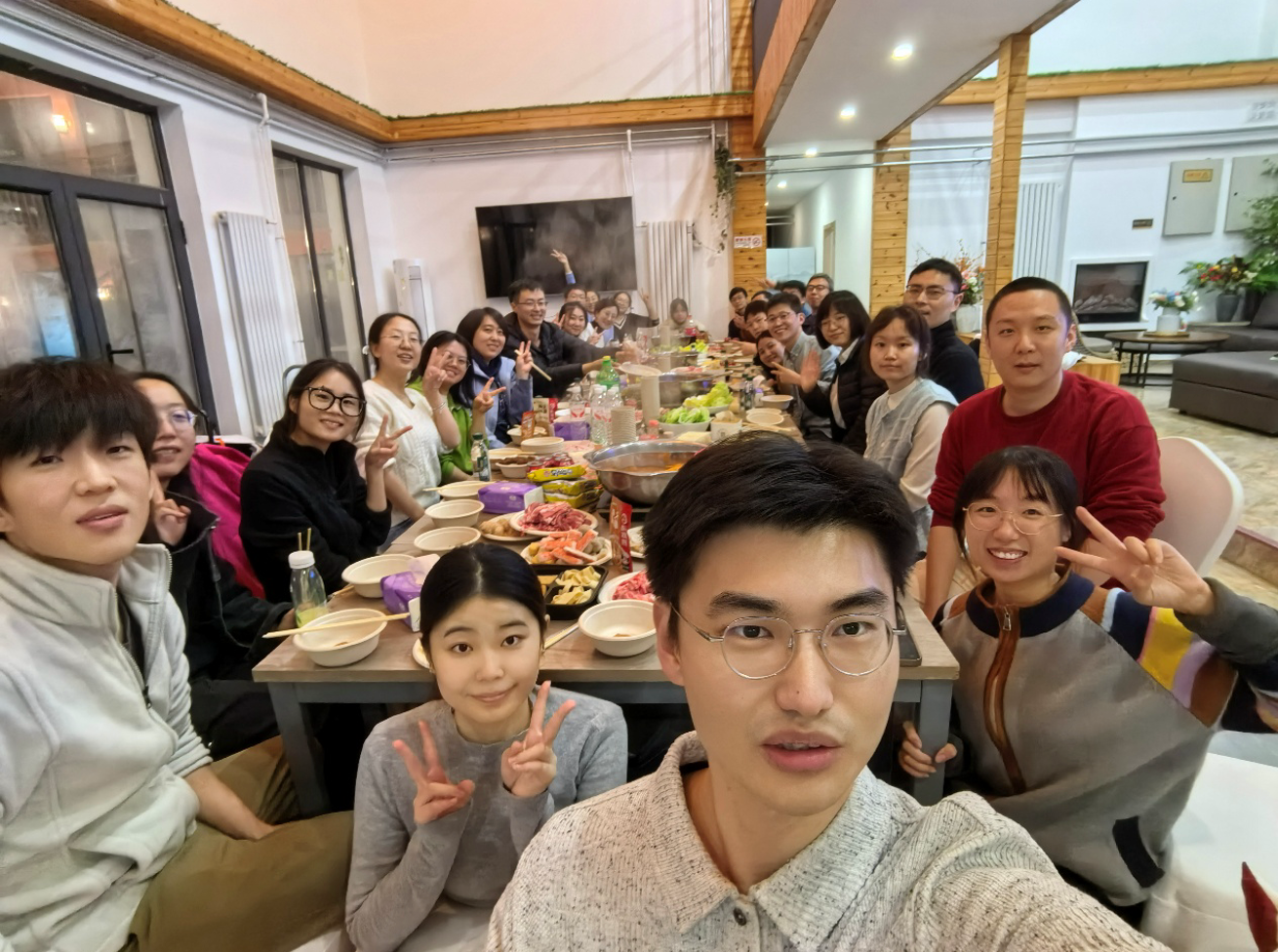 Ren Lab and Wu Zhaofa Lab Enjoy Autumn Outing in Qinglong Gorge